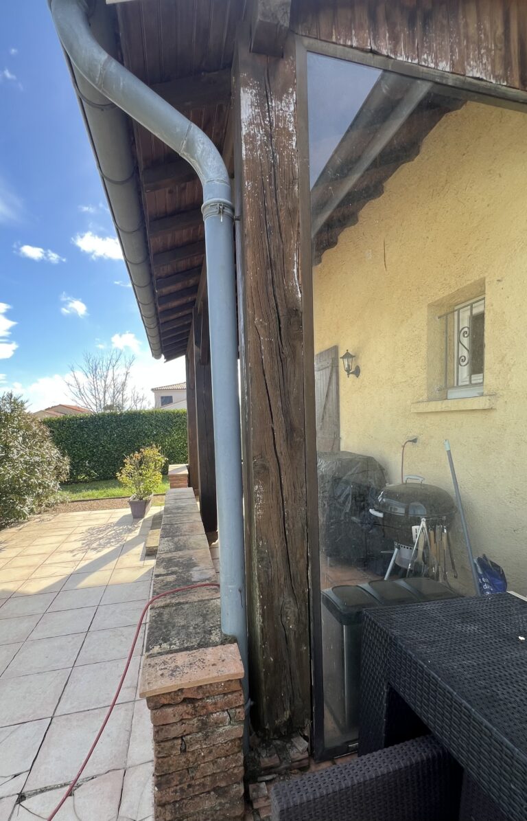 Poteaux en bois avant rénovation