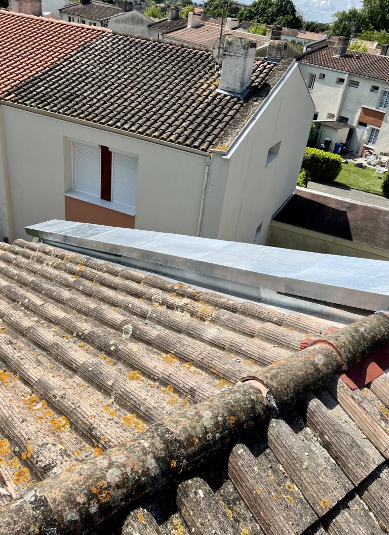 Travaux de zinguerie pour l’étanchéité d’une toiture